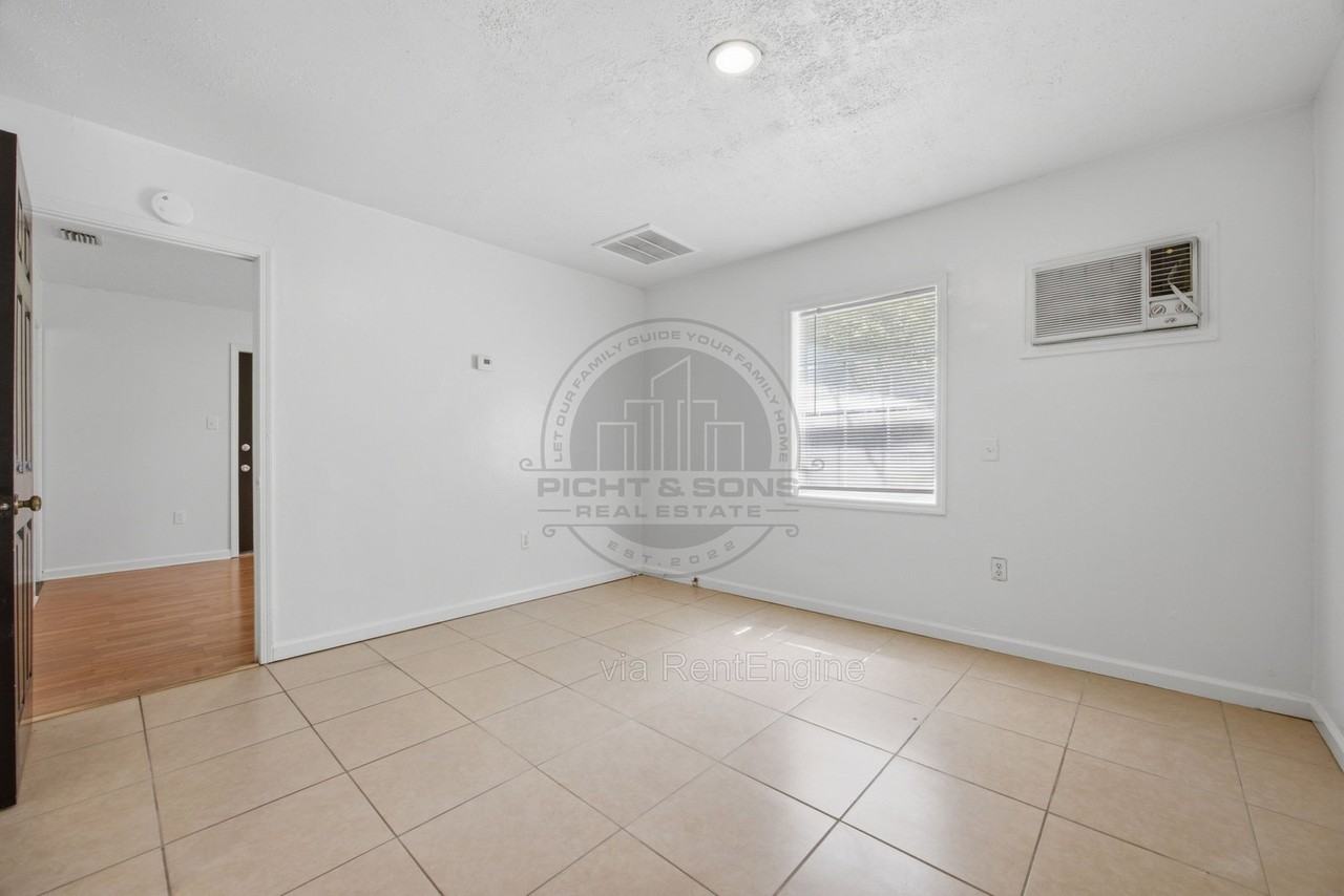 5211 Isabelle Dr #B - Photo 3 of 16