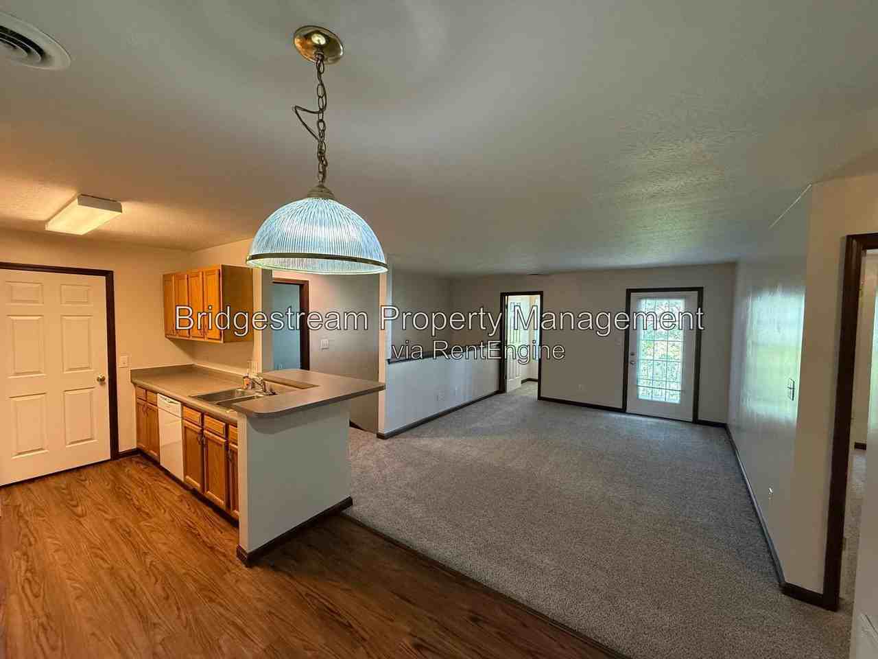 136 Colonial Cir - Photo 3 of 12