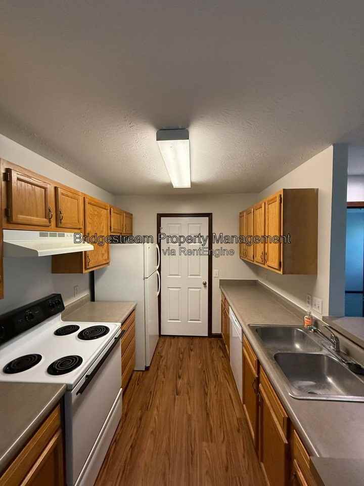 136 Colonial Cir - Photo 4 of 12