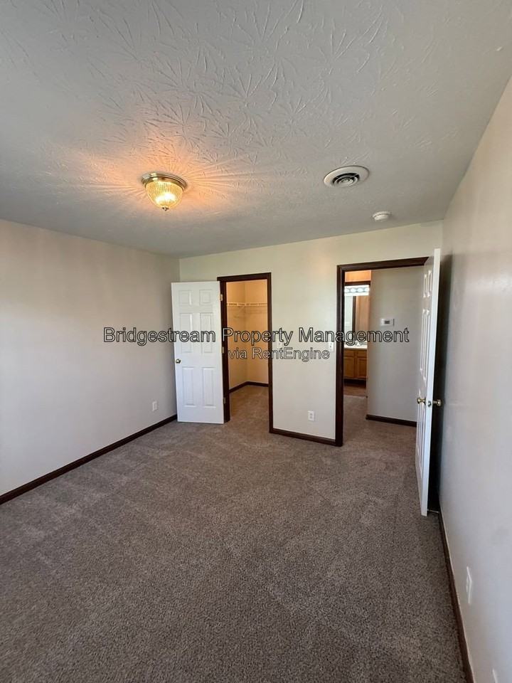 136 Colonial Cir - Photo 7 of 12