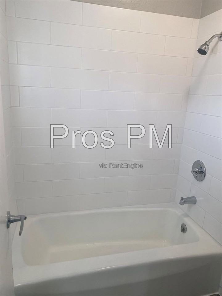 3704 Wendell Dr - Photo 4 of 13