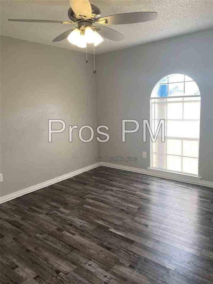 3704 Wendell Dr - Photo 5 of 13
