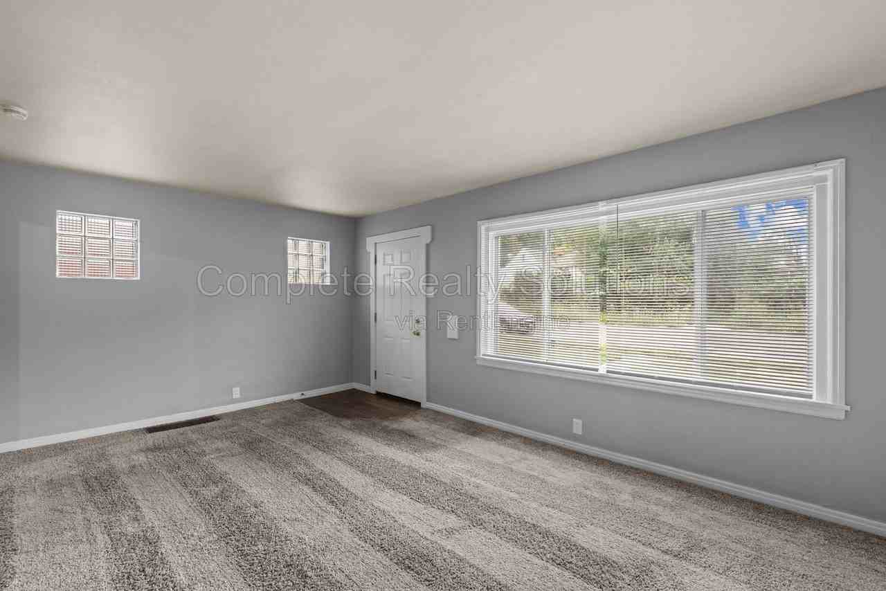 6502 Lillian Ave - Photo 4 of 20