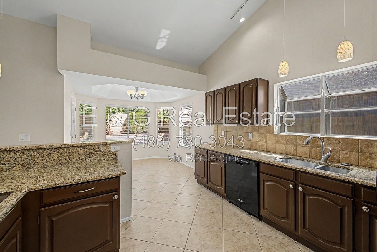 4106 E Ashurst Dr - Photo 3 of 39