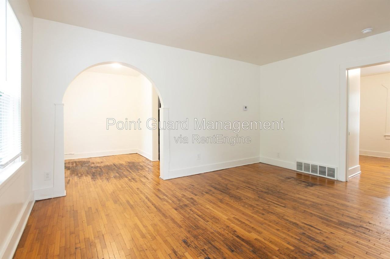 557 S Chautauqua Ave - Photo 3 of 35