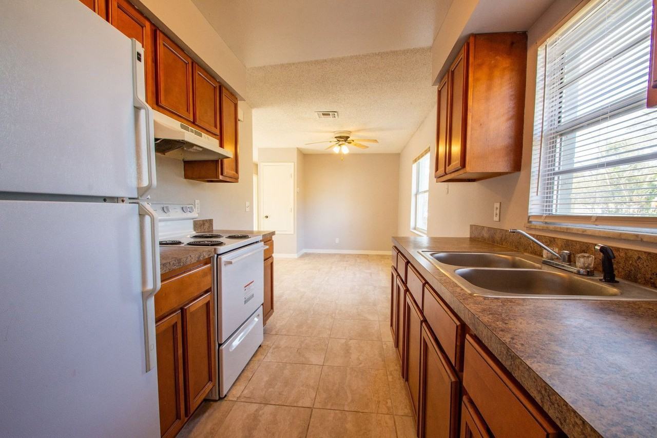 228 E Wilbur Ave - Photo 4 of 26