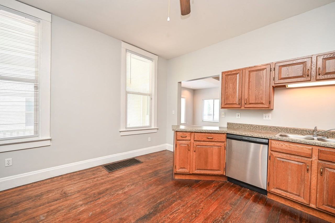 411 Ada St - Photo 3 of 40