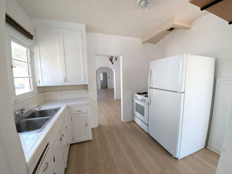 1427 S Sherbourne Dr #1427 - Photo 5 of 17