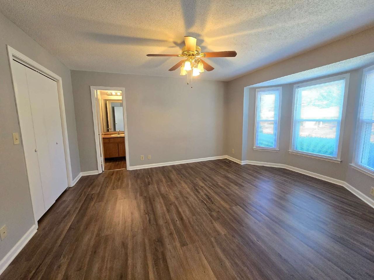 204 Centennial Dr - Photo 3 of 20