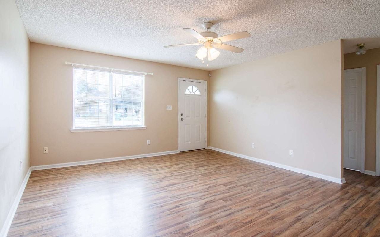1719 Largo Cir - Photo 2 of 21