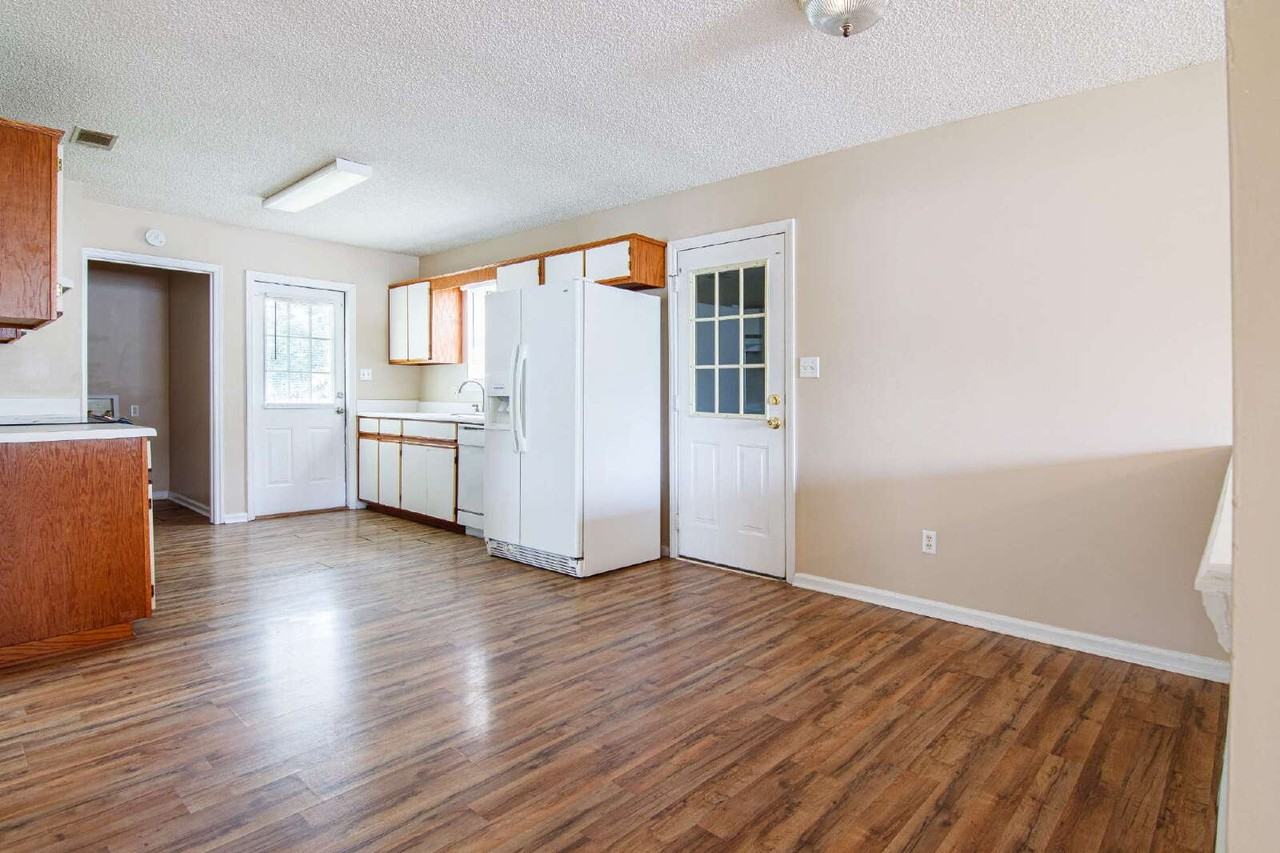 1719 Largo Cir - Photo 5 of 21