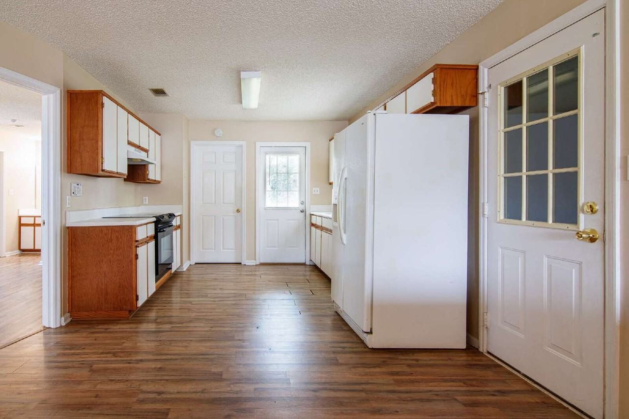1719 Largo Cir - Photo 6 of 21
