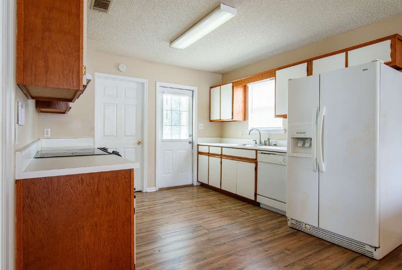 1719 Largo Cir - Photo 7 of 21