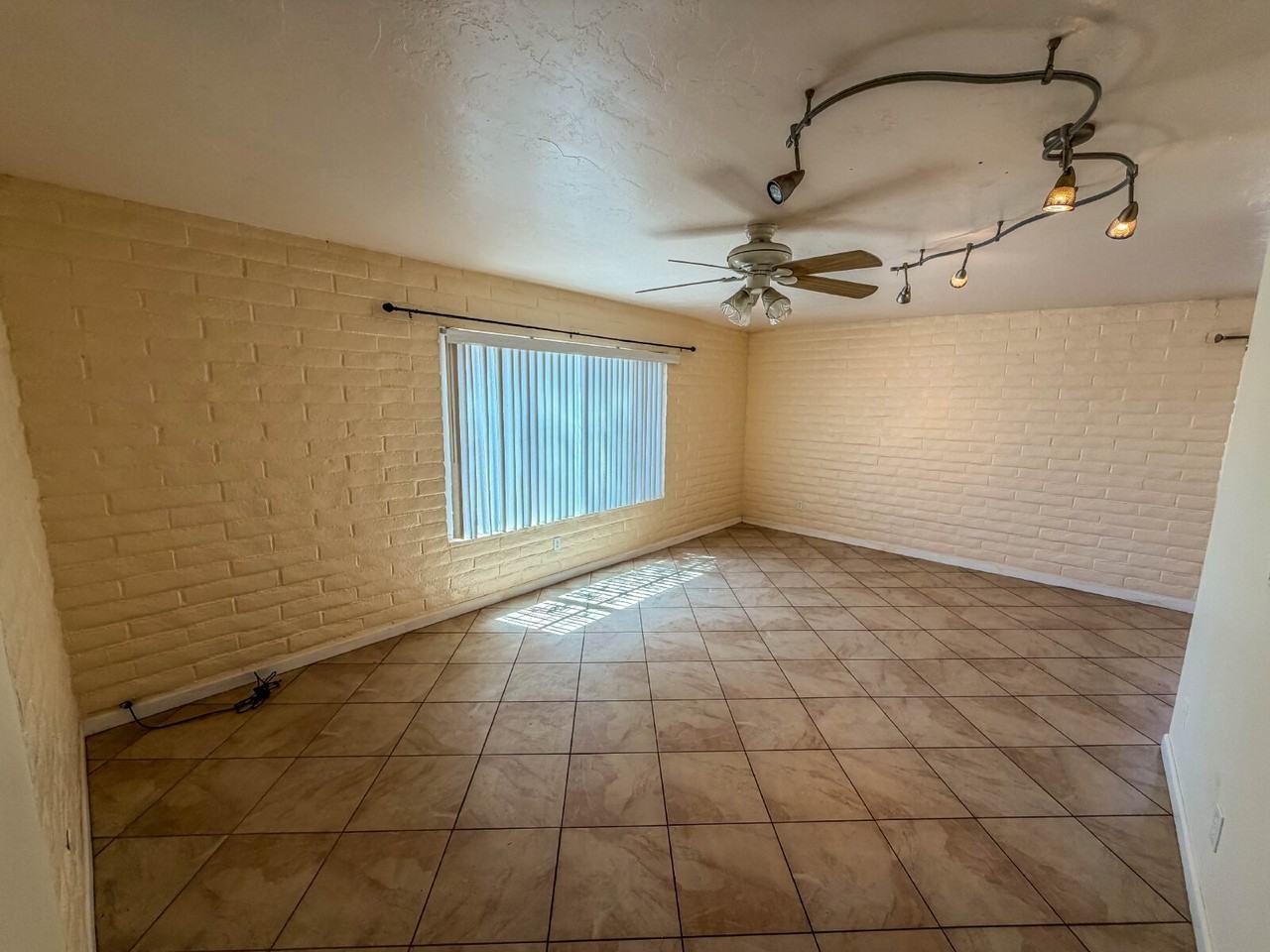 2012 W Hadley St - Photo 5 of 30