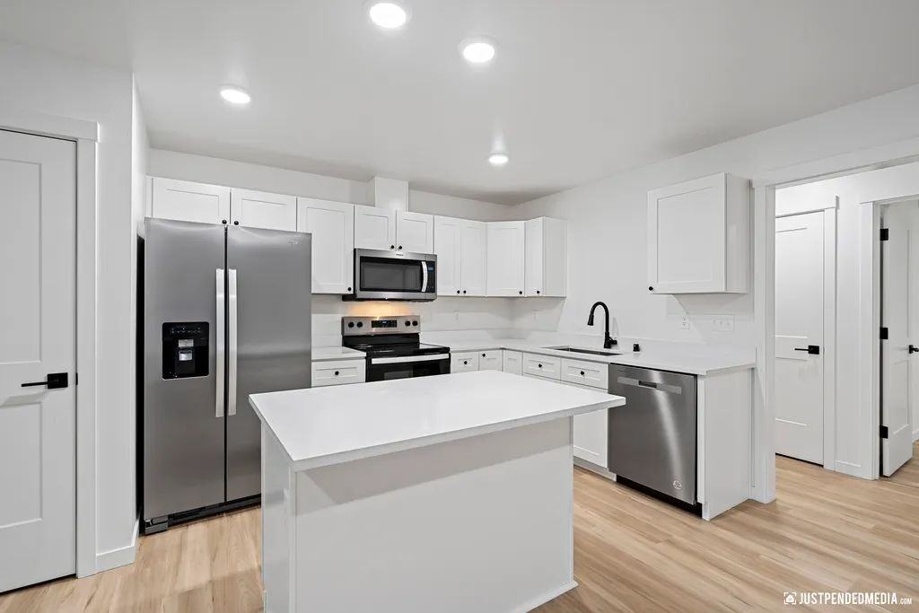 12364 Lake St - Photo 4 of 43
