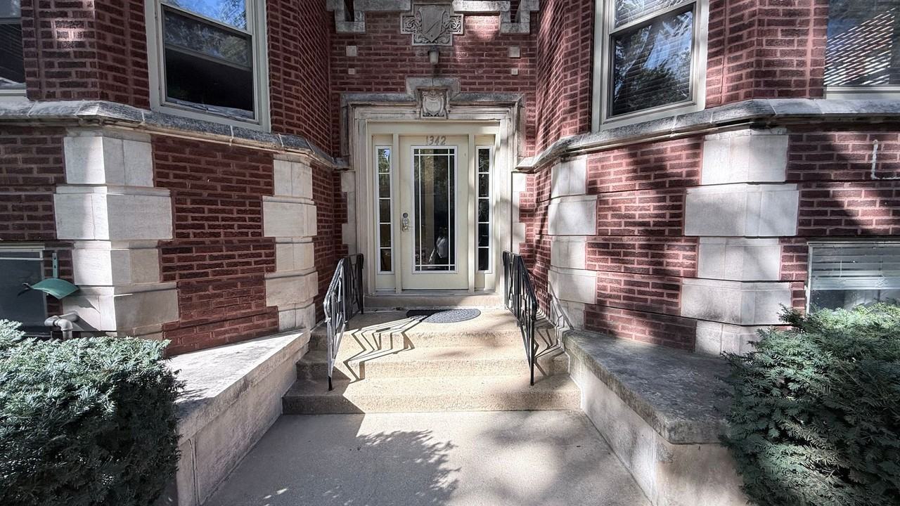 1342 W Greenleaf Ave Apt 2b #2B - Photo 2 of 17