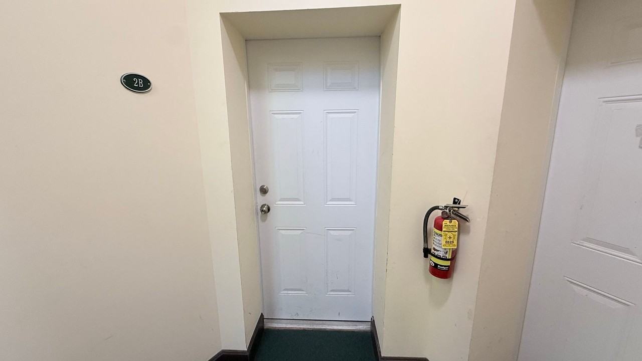 1342 W Greenleaf Ave Apt 2b #2B - Photo 3 of 17