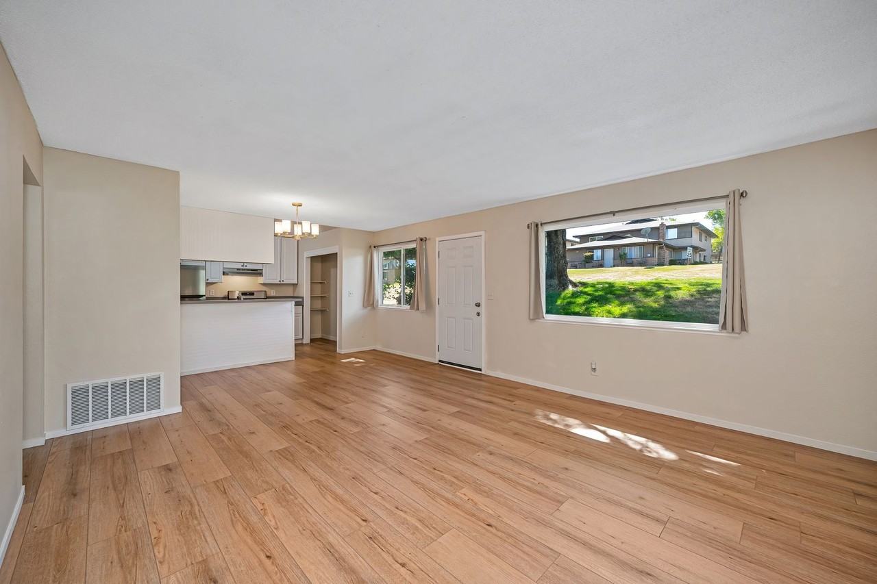11493 Quartz Dr - Photo 4 of 18