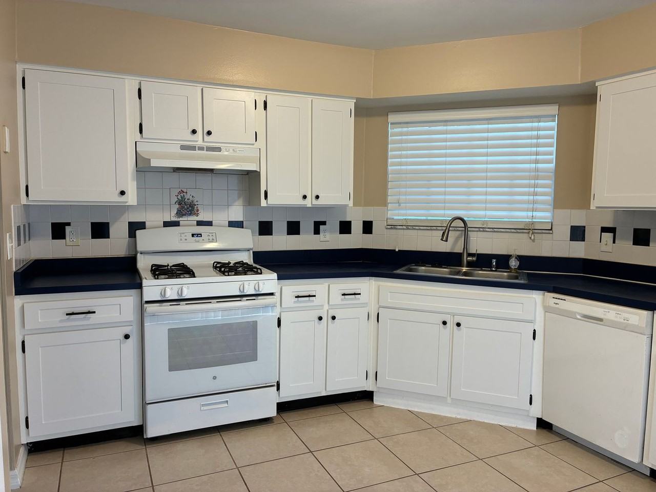 1385 Landry Cir - Photo 4 of 12