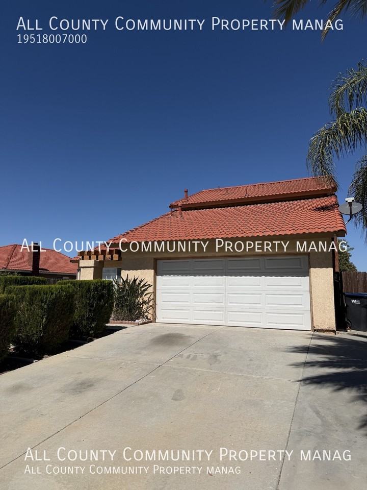26468 Oxnard St - Photo 2 of 23