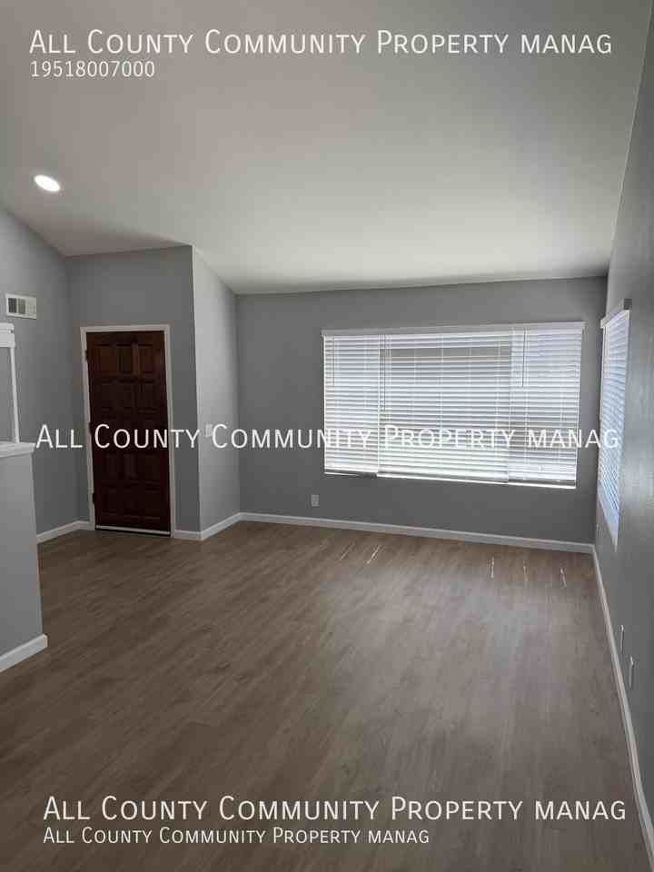 26468 Oxnard St - Photo 4 of 23