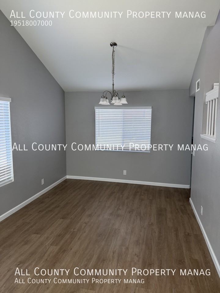 26468 Oxnard St - Photo 5 of 23