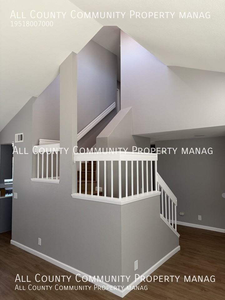 26468 Oxnard St - Photo 6 of 23