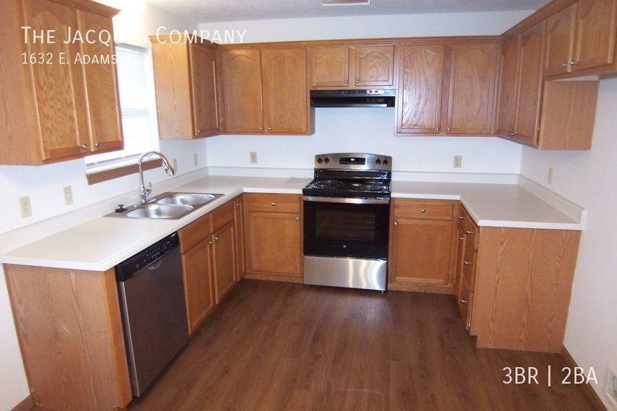 1632 E Adams St - Photo 3 of 13