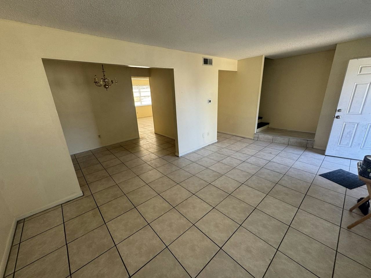 907 West Scott Street - Photo 4 of 17