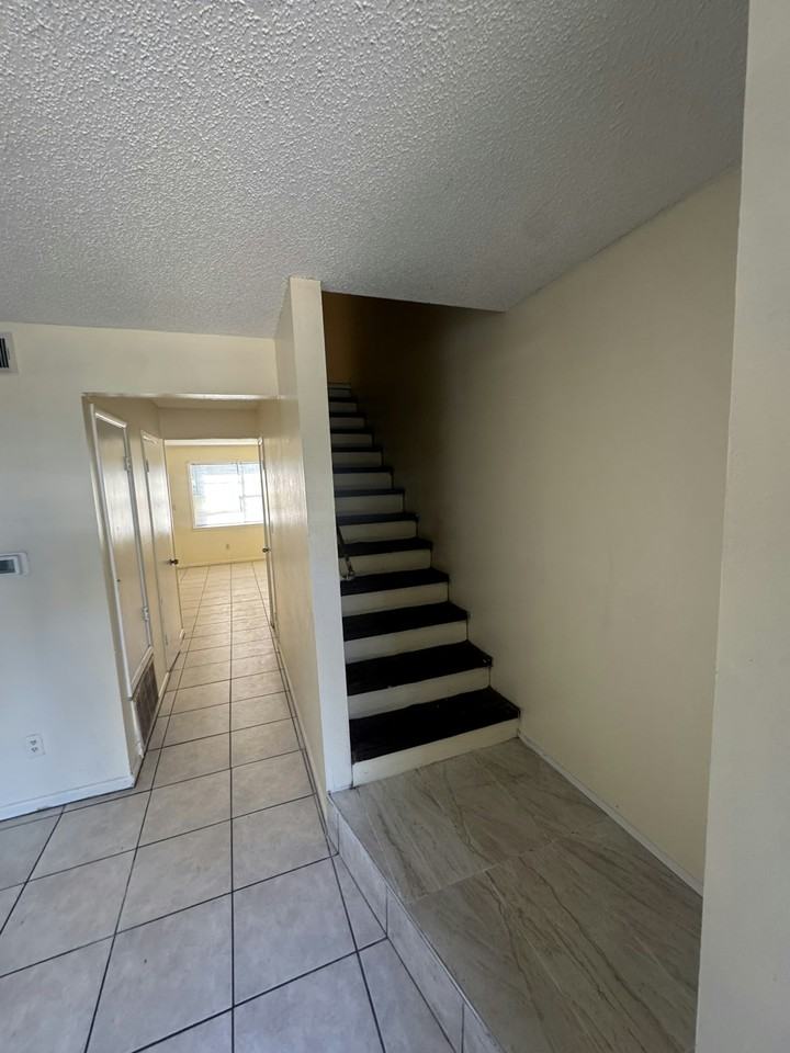 907 West Scott Street - Photo 6 of 17