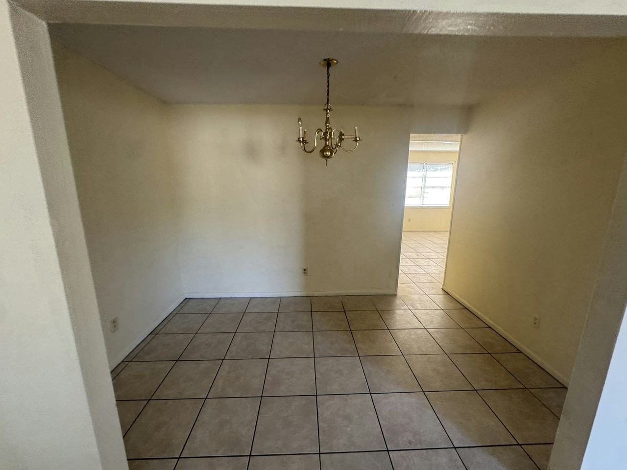 907 West Scott Street - Photo 7 of 17