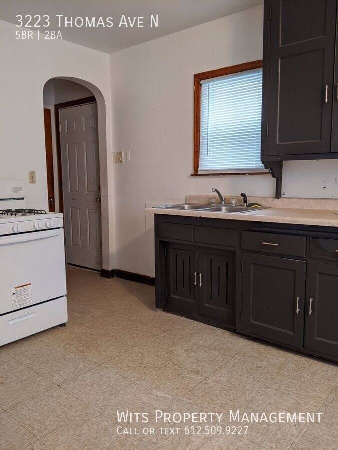 3223 Thomas Ave N - Photo 4 of 17