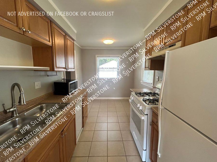 23833 Couzens Ave - Photo 4 of 14