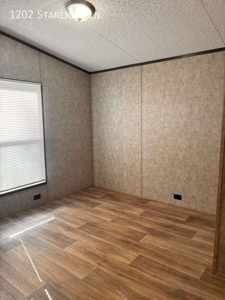 1202 Nw Starlight Ln - Photo 2 of 11