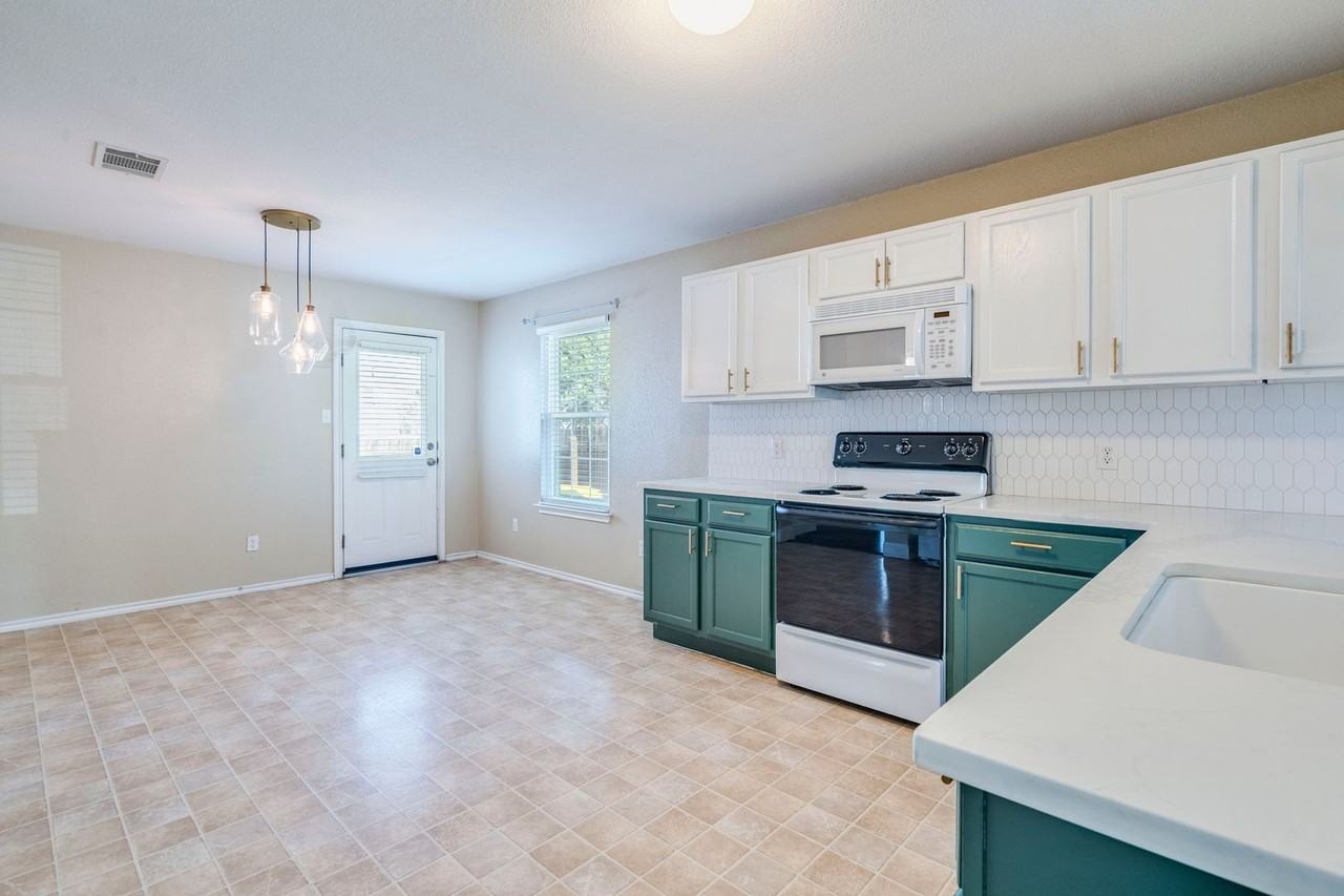 12824 Saint Mary Dr - Photo 3 of 27