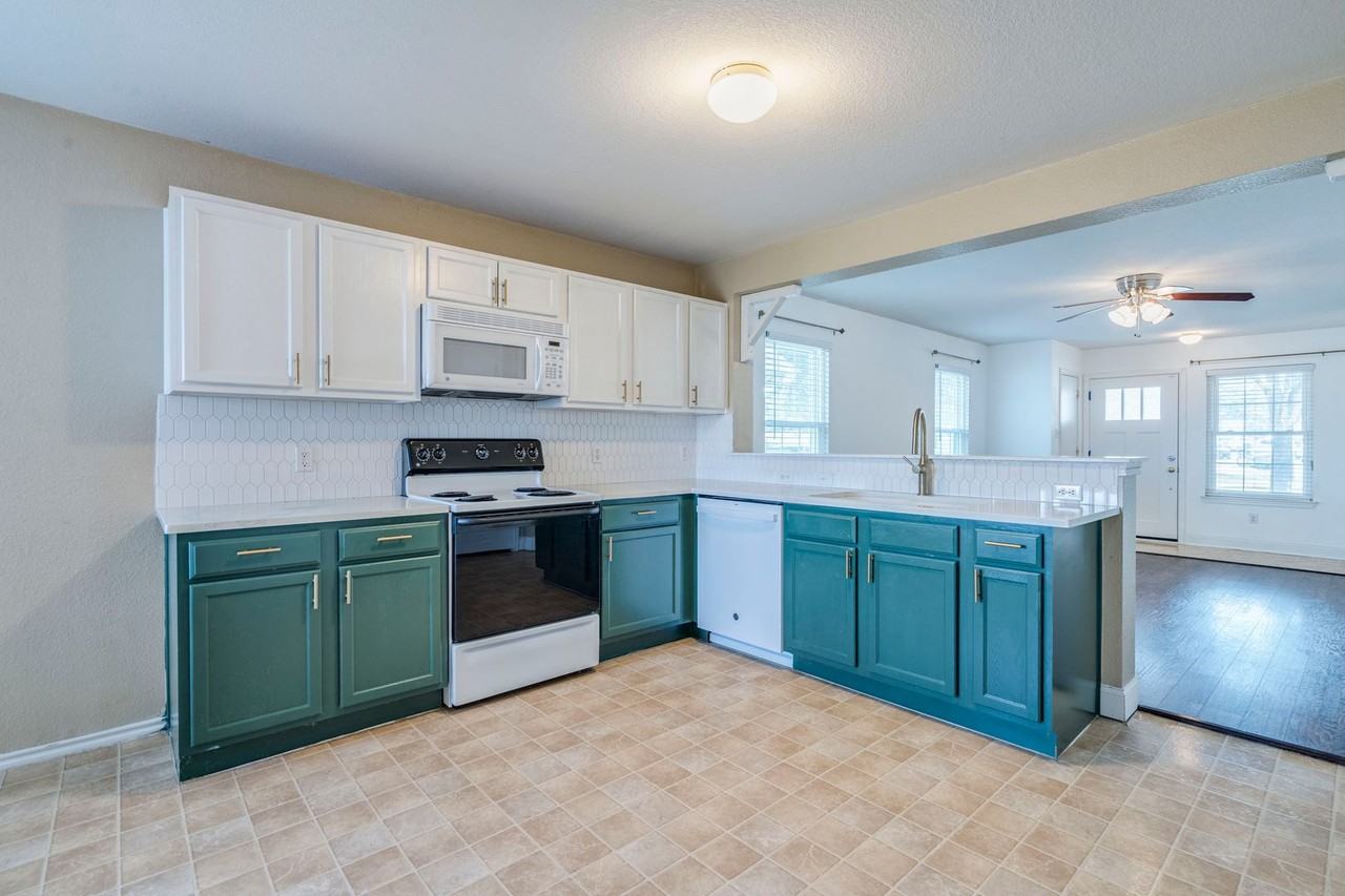 12824 Saint Mary Dr - Photo 4 of 27