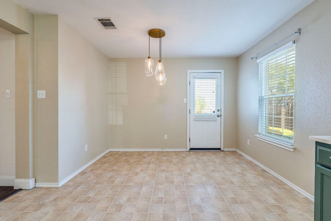 12824 Saint Mary Dr - Photo 5 of 27