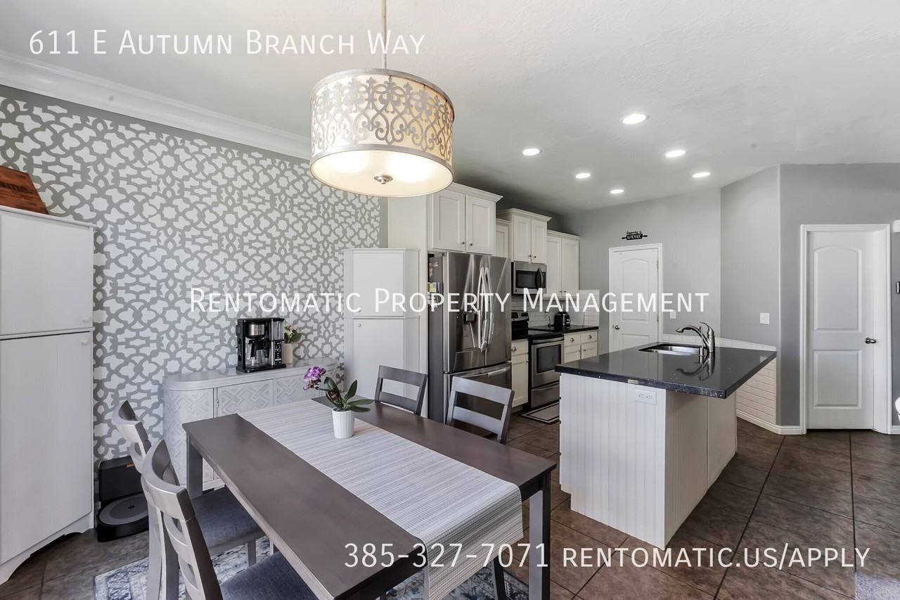 611 E Autumn Branch Way - Photo 3 of 21