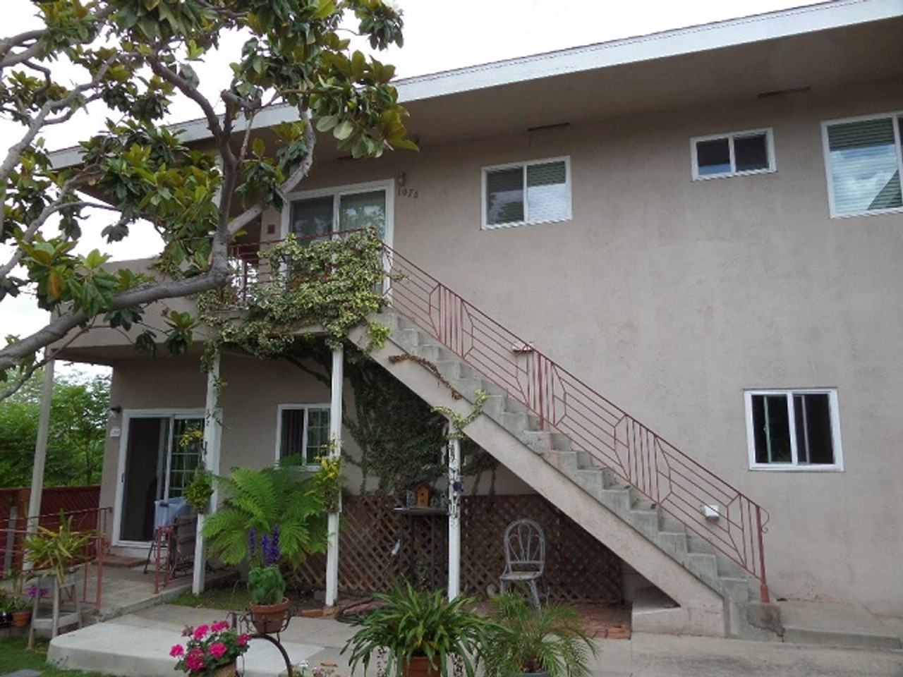 1076 Lincoln Ave