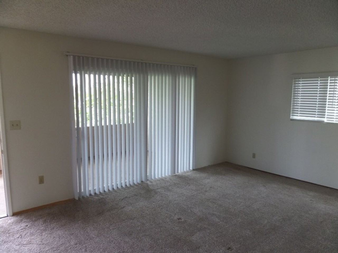1076 Lincoln Ave - Photo 2 of 16