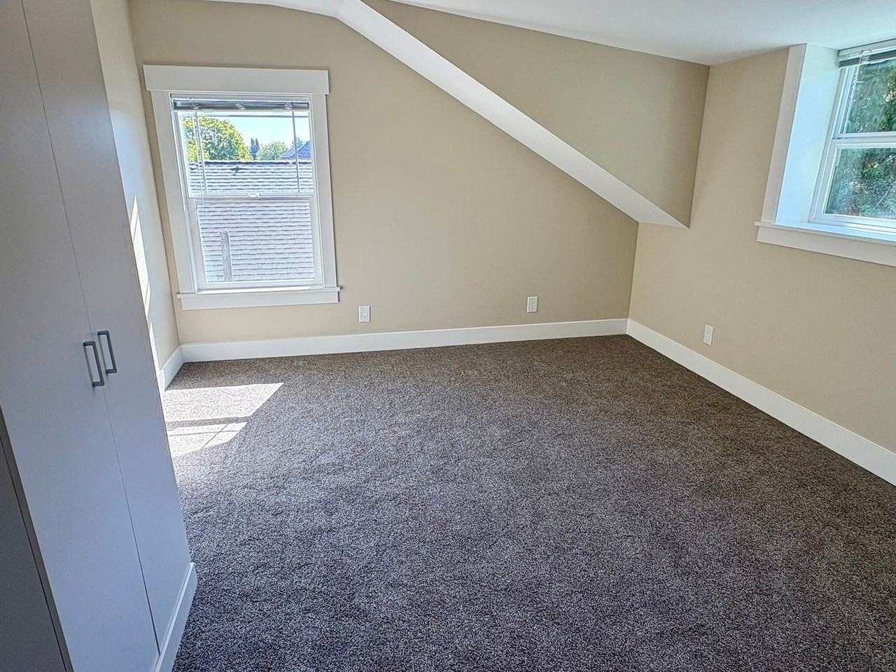 5043 18th Ave Ne - Photo 3 of 14