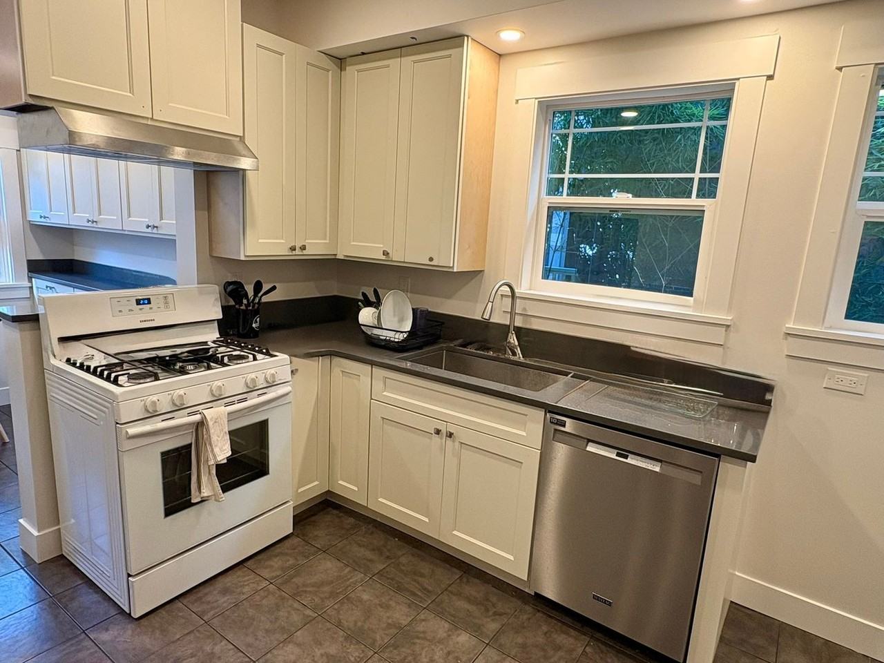 5043 18th Ave Ne - Photo 5 of 14