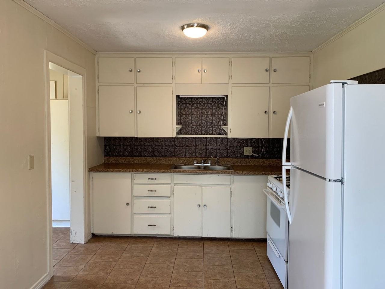 424 W Franklin St - Photo 3 of 8