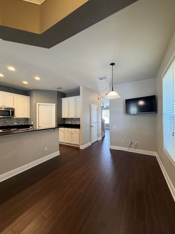 7751 Fairgrove Ave - Photo 7 of 33