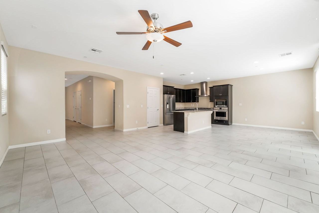 2915 Caxton Grove Dr - Photo 4 of 25