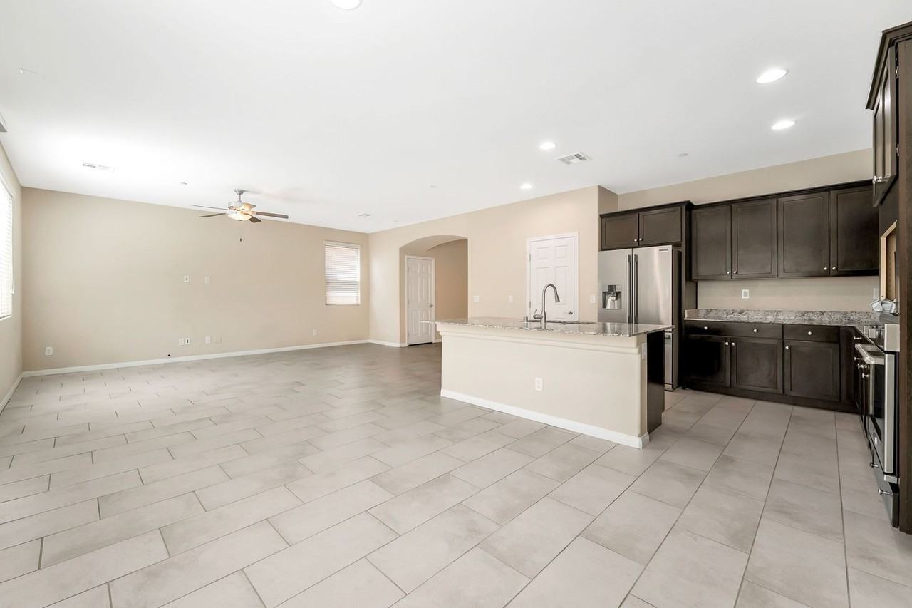 2915 Caxton Grove Dr - Photo 5 of 25
