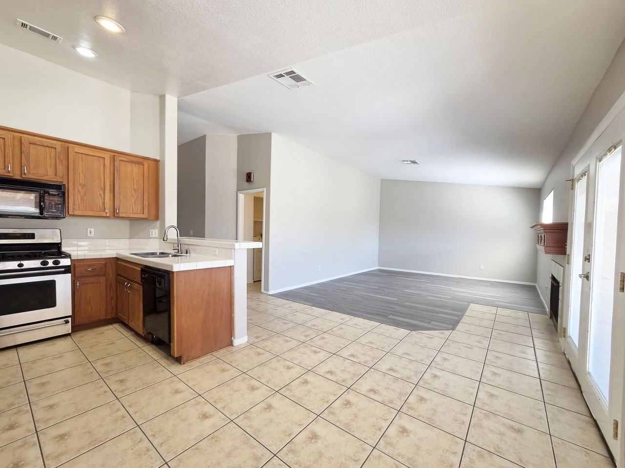 2115 Falcon Crest Ave - Photo 3 of 21