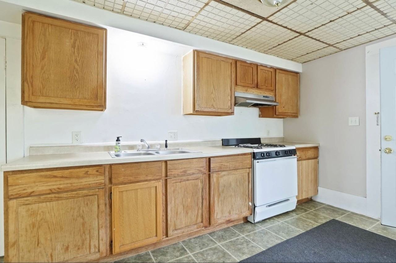 1921 N Bond St - Photo 3 of 11