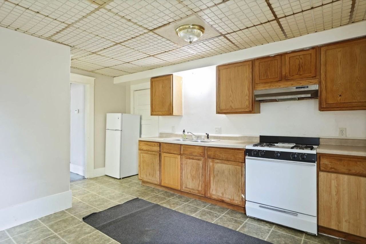 1921 N Bond St - Photo 4 of 11