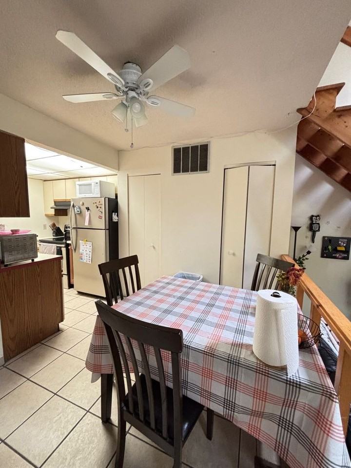 109 N Busey Ave - Photo 4 of 16